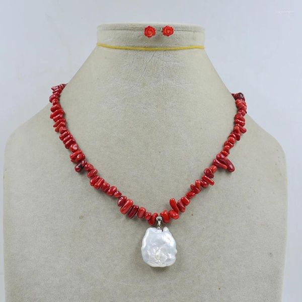 Ensemble de boucles d'oreilles et collier de corail rouge irrégulier naturel. Énorme pendentif en perles baroques. Bijoux sculptés à la main pour femmes