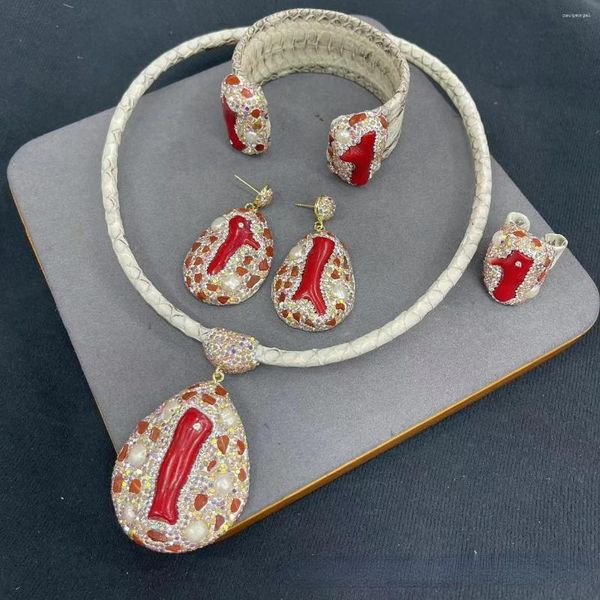 Conjunto de collar y pendientes con incrustaciones de coral rojo natural, diamantes de imitación de cuero, perlas de piel de serpiente, joyería de lujo para banquete de boda para mujer