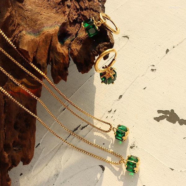 Conjunto de pendientes de collar, diseño de nicho, hebilla de cuatro garras de acero titanio, joyería de circón verde para mujer, tendencia de moda, producto único