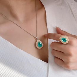 Boucles d'oreilles de collier Set Retro Drop en forme de Moisanite Emerald Ring Personality 925 SERRING Silver Luxurious Women's Party Favors
