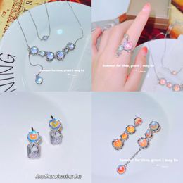 Pendientes de collar Juego de joyas de piedra lunar romántica colgante elegante perforando dos tipos para mujeres boda anillo eterno