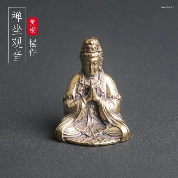 Des boucles d'oreilles de collier fixées assis en méditation La statue de Bouddha en laiton de Guanyin Bodhisattva de la mer de Chine méridionale est consacrée