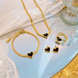 Colliers Boucles d'oreilles Set en acier inoxydable Fashion Black Shell Black Coeur Colliers Bracelets pour femmes pour les femmes Fonderai des bijoux accessoires