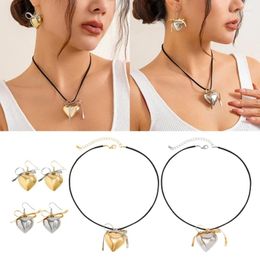 Collier Boucles d'oreilles Ensemble de boucles d'oreilles en forme de coeur élégant en forme de coeur / collier Love Access sur le thème de l'arc pour une usure quotidienne et des occasions spéciales