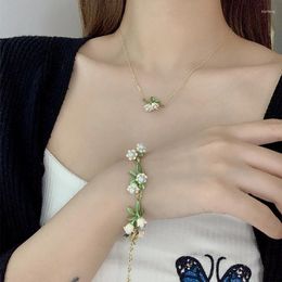 Ensemble de collier et boucles d'oreilles de couleur blanche douce, pendentif muguet pour femmes et filles, colliers mignons en fausses perles et fleurs, déclaration française