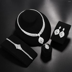 Ensemble collier et boucles d'oreilles Le Dubaï des colliers et des bijoux ajoute 4 délices de mariage à la saison des fêtes des femmes