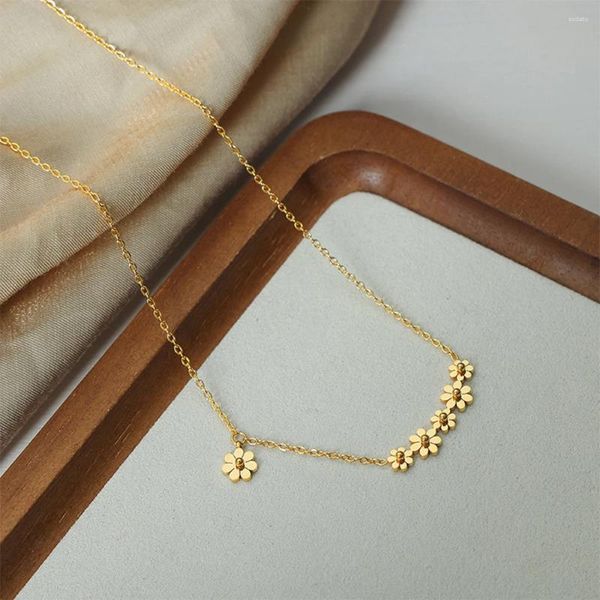 Conjunto de collar y pendientes, collares de flores de oro de 18 quilates chapados en cobre con temperamento minimalista a la moda para mujer y niña, joyería de regalo al por mayor