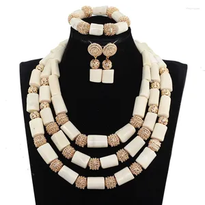 Collier boucles d'oreilles ensemble bavoir de perles de corail blanc pour femmes bijoux de mariage africain 3 couches accessoire de mariée fait à la main de haute qualité Nigeria