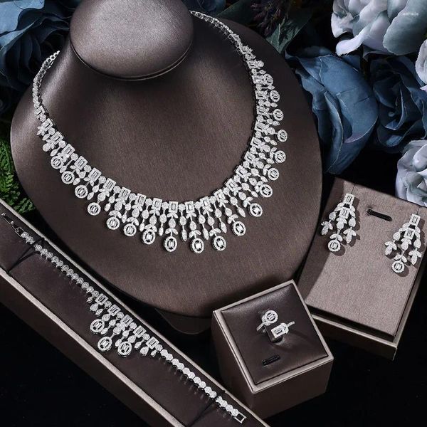 Collier Boucles d'oreilles Set Zirconia Hollow Design Wedding Jewelry Bracelet Banne adaptée au quotidien féminin