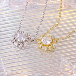 Collier Moissanite élégant motif de fleur plaqué cuivre, pendentif de tempérament en or véritable avec chaîne de collier pour femmes