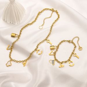 Collar Popular Collar de gama alta Conjunto de pulsera Joyería de diseñador Pulsera de trébol Marca europea Cerradura Collares pendientes 18 Amor chapado en oro