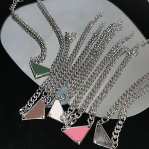 Ketting Vrouw Kettingen Ontwerper Omgekeerde Driehoek Letter Mode-sieraden Sier Ketting Trendy Persoonlijkheid Sleutelbeenketting Mannen Cadeau Partij s