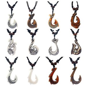 Kettingen 12 stuks etnische tribale imitatie Yak bot NZ Maori haak amulet hanger ketting zwart waxkoord hout kralen surfer ketting sieraden