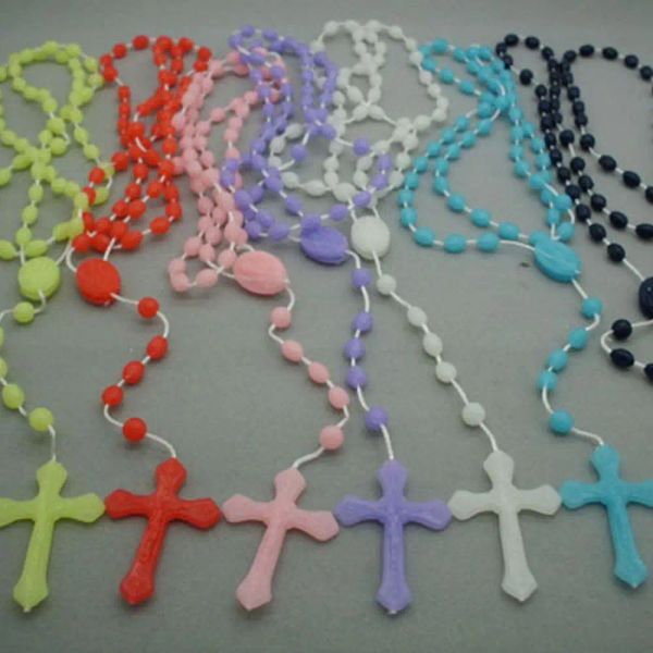 Colliers 1pc chapelets multicolores bas en rosaire en plastique foncé perles collier brillant collier croix catholicisme