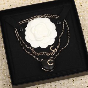 Colliers 2023 Qualité Charm Pull Pendentif Collier En Forme De Coeur Avec Noir Geuine Cuir Longue Chaîne Avoir Boîte Timbre PS7460A