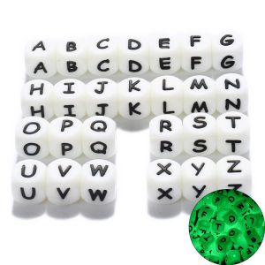 Colliers 50 pièces 12mm vert lumineux lettre anglaise Silicone perle Alphabet collier à faire soi-même sucette chaîne bébé lueur dans le noir Silicone perle