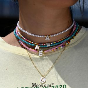 Collares Bohemia Collar de gargantilla con cuentas para mujeres Inicial 26 letras Collar colgante Fashion Shell Pearl Jewelry Accesorios Boho