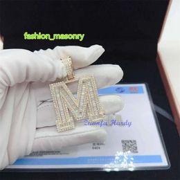 Colliers Bijoux de luxe personnalisés Vvs Baguette Moissanite Diamant Cage Retour Hip Hop Bling Lettre Initiale M Glacé Moissanite Pendentif