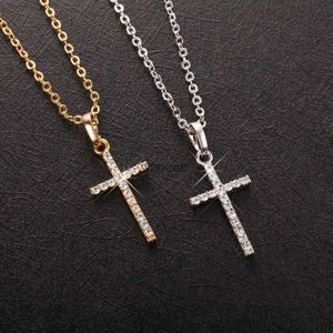 Kettingen Vrouwelijke Kruis Hangers dropshipping Zwarte Kleur Crystal Jesus Cross Ketting Sieraden Mannen/Vrouwen Groothandel 240228