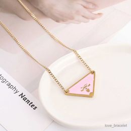 Colliers or noir blanc rose triangle lettre pendentif collier marque de créateurs bijoux titanium en acier pendentif chaîne masculin