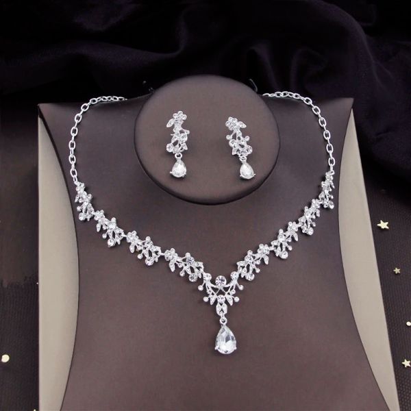 Colliers magnifiques ensembles de bijoux de mariée en cristal pour femmes collier de cou luxe Collier d'oreilles de bal robe de mariée