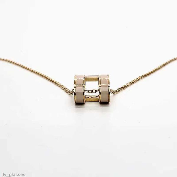 Colliers de haute qualité mode hommes et femmes alphabet pendentif colliers bijoux en acier inoxydable colliers cadeaux de vacances