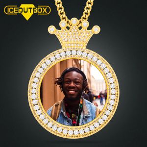 Colliers Iceoutbox nouvelle couronne personnalisé Photo mémoire médaillons solide pendentif pour femmes hommes Hip Hop bijoux cubique Zircon cadeaux personnalisés