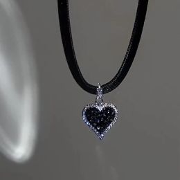 Colliers JWer classiques Gothic Black Leather Choker Torques Heart Pendant Colliers pour femmes Bijoux de mode élégante Cadeaux de Saint-Valentin