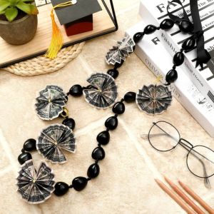 Kettingen Kukui Nutslei ketting afstuderen Klasse van 2023 Zwarte kralen Noot Leis met Ribbonbow Graduation Gift Party Accessoire