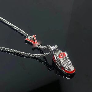 Colliers Luxury Brand Shoe Shoe Designer Pendant Colliers Femme Mens Retro Vintage Hip Hop Goth Livre Moisanite Chain Chare Red Diamond