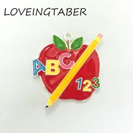 Colliers les plus récents 47 mm * 37 mm 10pcs / lot Apple en émail complet avec pendentif au crayon pour les enfants de la mode à l'école