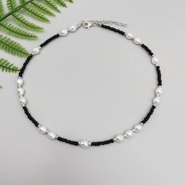 Colliers Collier de perle pour femmes Fashion Black Seed Perles Perles irrégulières Femelles Collier Choker Collier Bijoux en gros