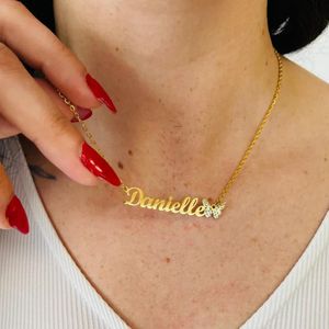 Colliers Collier avec nom personnalisé avec pendentif papillon en diamant, collier personnalisé en acier inoxydable doré pour femmes, cadeaux