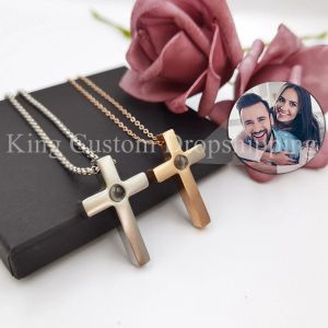 Collares Collar de cruz de pareja de proyección personalizada, fotos personalizadas pueden ser usadas tanto por hombres como por mujeres como regalos de aniversario de bodas.