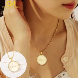 Kettingen Qitian Personaliseer ronde naamketting voor vrouwen Aangepaste gouden hangende met diamant Roestvrij stalen sieraden Afstudeercadeau BFF