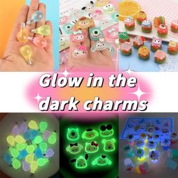 Kettingen Hars Lichtgevende Cartoon Mini Speelgoed Miniatuur Diy Accessoire Ambacht voor Sieraden Charme Hanger Supply Glow in the Dark Art Decoratie