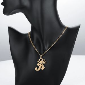 Kettingen voorbeeldlaag grote letter kroon kroon kroon goud vergulde gepersonaliseerde sieraden aangepaste eerste ketting voor vrouwen/mannen cadeau