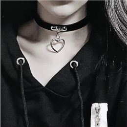 Kettingen Vintage Love Heart Hangketting Punk Pu Leather Choker ketting voor vrouwen Zwart kleurenkraag mode dames sieraden cadeau