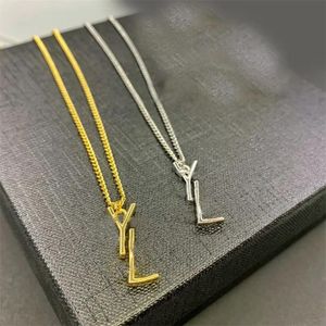 Collares Collar con colgante de lujo para mujer, collar de diseñador con letras y perlas para parejas, regalos, cadenas clásicas, dijes, día de la madre, romántico para hombre