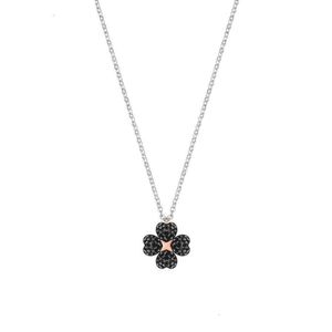 Sans cou pour la femme Swarovskis Bijoux jumelé en noir et blanc double face portant un collier de trèfle