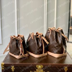 Sac de sac de godet néo sac de luxe néo sacs cannes sacs à main femmes classiques de serrure d'épaule fermoir en cuir bottes bottes en cuir croix en cuir bacs cylindriques