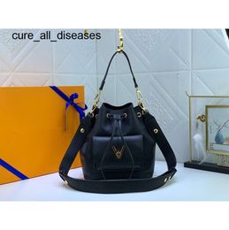 Neo Noe Highs Quality Lockme Bucket Bag Diseño de moda Hombro de mujer Bolso suave negro Cerradura giratoria Correa ajustable desmontable Crossbodys