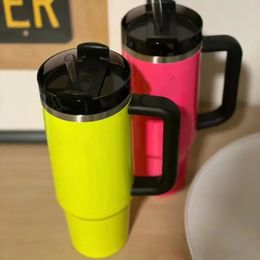 Néon Jaune Orange Vert Rose Gobelet 40oz QUENCHER H2.0 Tasses en acier inoxydable avec couvercle à poignée en silicone et tasses de voiture en chocolat doré paille 0325