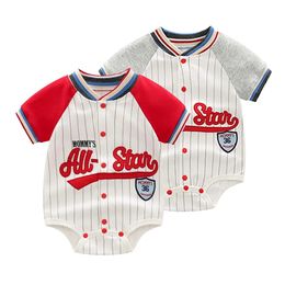 Neonatale gekleurde blok honkbal jumpsuit korte mouwen gestreepte letter geborduurde nauwsluitende kleding voor babyjongens en peuters 240315