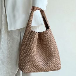 Bolso tejido de neopreno Bolso portátil de gran capacidad para mujer Diseñador de cuero de vaca Estilo de tejido Playa Mano Casual Bolsos de mano de punto 240328