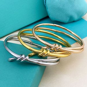 Ner Gold Bow Bracelet Femmes Emballage des brins en acier inoxydable Chaîne à la main Coupages de couples pour copine Accessoires Bijoux en gros 2024