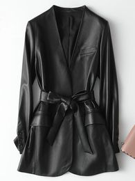 Nerazzurri, otoño, chaquetas de piel sintética ligeras y suaves negras para mujer, cinturón con cuello en V profundo, elegante moda coreana de lujo 6xl 7xl 240104