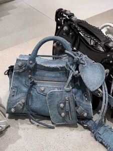 Net rouge même décontracté diamant clouté rivet cowboy portable locomotive sac diagonale croix sac nouveau au printemps et à l'été 2024 230621