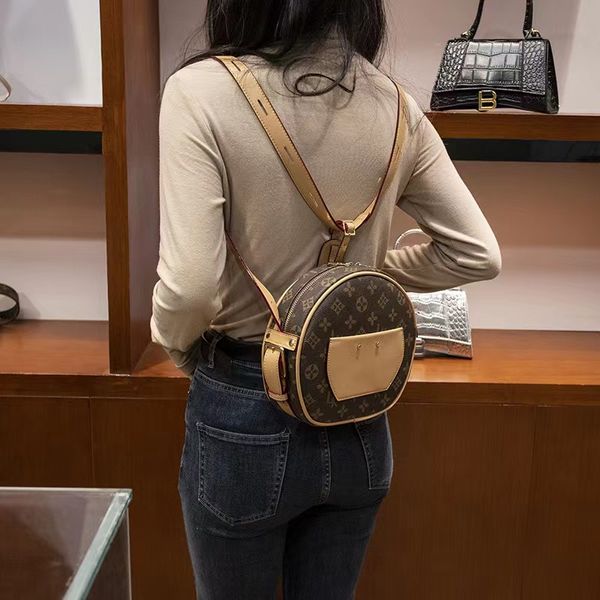 Bolso de mujer redondo de marca de gama alta de lujo ligero con textura roja neta, bolso cruzado de un solo hombro, mochila pequeña de moda