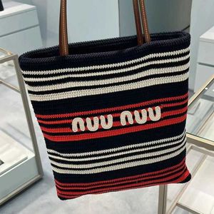 Netizen même couleur Stripe Woven Small Bag 2024 Nouveau sac à main de conception de foule de banlieue pour femmes 240511